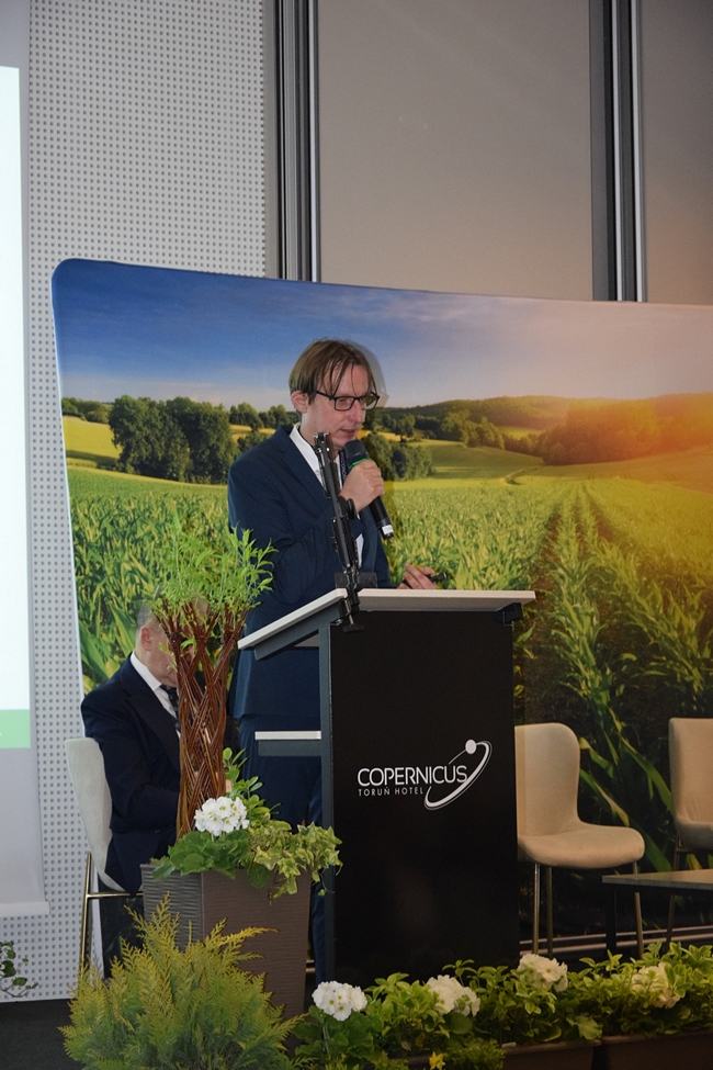 specjalista SDOO w Chrząstowie Daniel Krauklis, stojący za mównicą podczas wygłaszania referatu