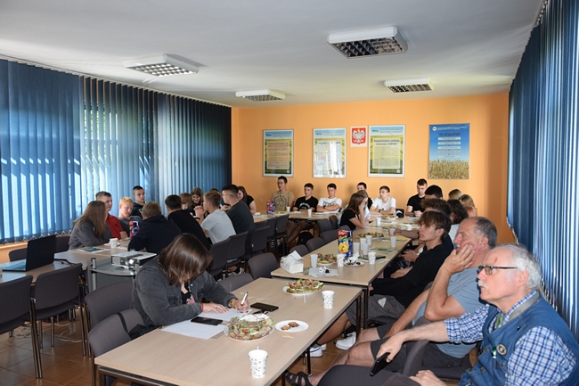 uczestnicy szkolenia siedzący przy stołach podczas części wykładowej szkolenia