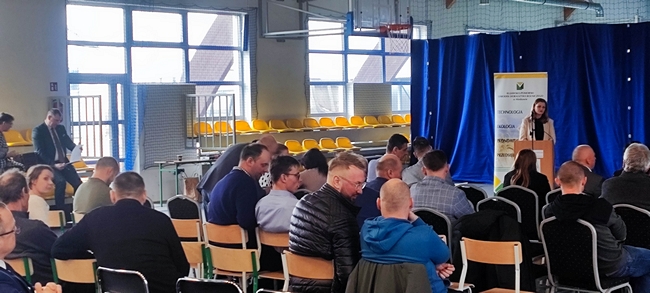 Małgorzata Woropaj-Janczak przemawia do rolników i mieszkańców obszarów wiejskich podczas spotkania w Kowalu