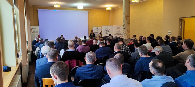 Małgorzata Woropaj-Janczak przemawia do rolników i mieszkańców obszarów wiejskich podczas spotkania w Kruszwicy