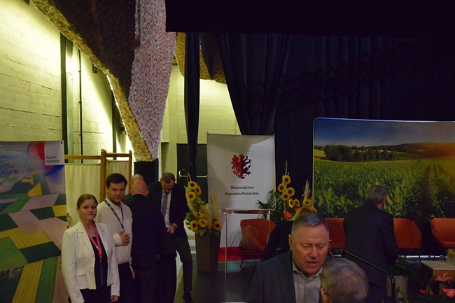 kierownik działu badawczo-doświadczalnego Małgorzata Woropaj-Janczak  na tle banerów.