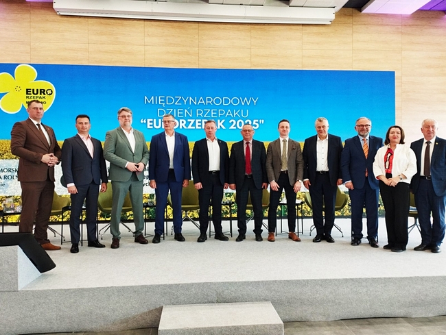 uczestnicy debaty stojący na scenie 