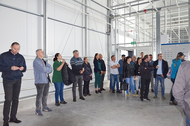 uczestnicy warsztatów zwiedzający szklarnię