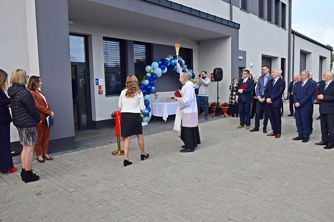 ksiądz święcący szklarnię