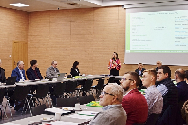 członkowie Kujawsko-Pomorskiego Zespołu PDO siedzący przy stołach podczas obrad