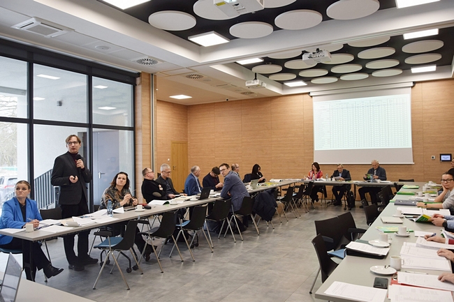 członkowie Kujawsko-Pomorskiego Zespołu PDO siedzący przy stołach podczas obrad